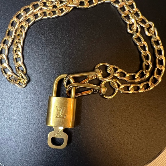 LOUIS VUITTON #324 Lock and LV Key with 22” Unbranded Chain Necklace - Picture 4 of 7